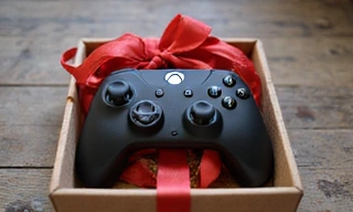 Boîte cadeau avec un contrôleur de jeu